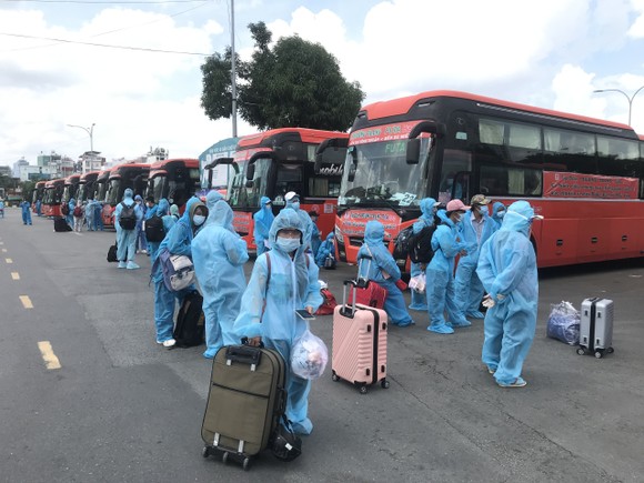 Chiều 3-8, đưa 600 người dân Phú Yên từ TPHCM về quê ảnh 1