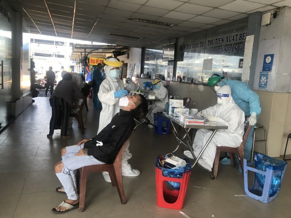 Cần Thơ đón hơn 400 người trở về từ TPHCM ảnh 1