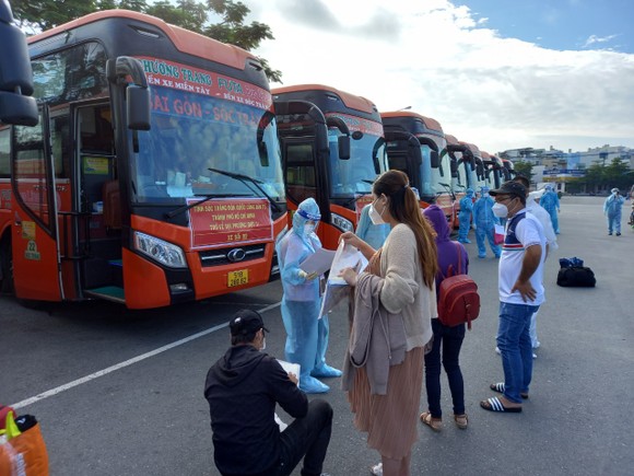 Sóc Trăng, Quảng Ngãi, Kon Tum đón hơn 1.000 thai phụ và người dân từ TPHCM về quê ảnh 1