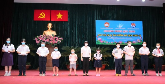 Tổng Công ty Tân Cảng Sài Gòn tặng 700 triệu đồng cho 350 trẻ em mồ côi  do dịch Covid-19. Ảnh: CÔNG HOAN