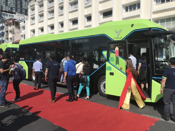 Trải nghiệm chuyến xe buýt điện đầu tiên tại TPHCM ảnh 3