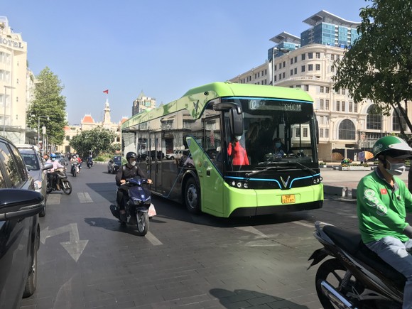 Trải nghiệm chuyến xe buýt điện đầu tiên tại TPHCM ảnh 5