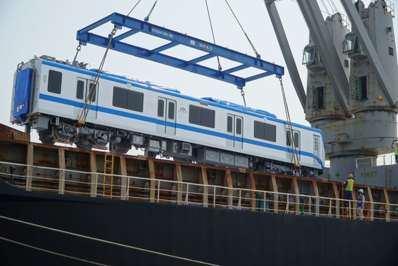 Đoàn tàu 12 và 13 tuyến Metro Bến Thành - Suối Tiên cập cảng TPHCM ảnh 4