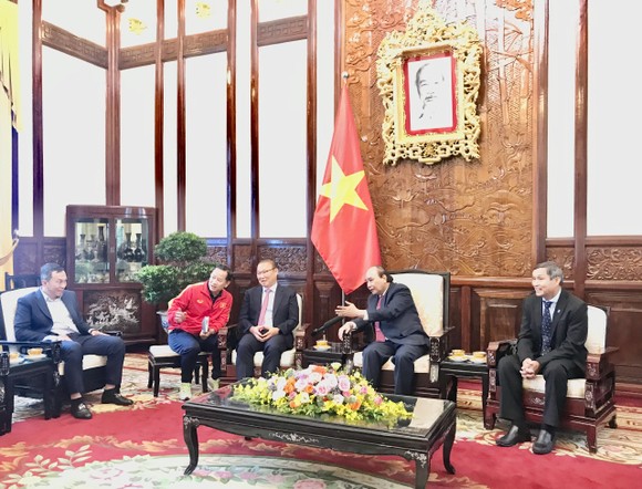 Chủ tịch nước Nguyễn Xuân Phúc tiếp hai HLV Park Hang-seo và Mai Đức Chung ảnh 2