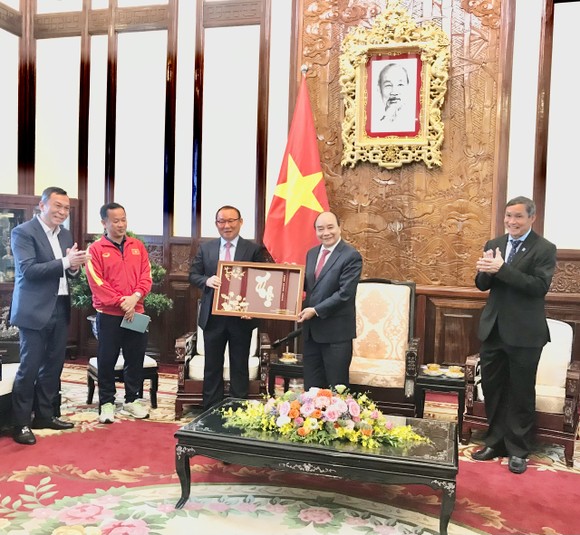 Chủ tịch nước Nguyễn Xuân Phúc tiếp hai HLV Park Hang-seo và Mai Đức Chung ảnh 5