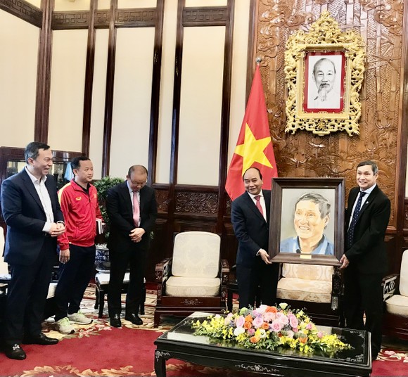 Chủ tịch nước Nguyễn Xuân Phúc tiếp hai HLV Park Hang-seo và Mai Đức Chung ảnh 3