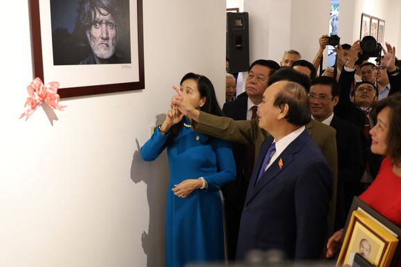 Chủ tịch nước Nguyễn Xuân Phúc cắt băng khai mạc triển lãm Ảnh nghệ thuật Quốc tế lần thứ 11 ảnh 3