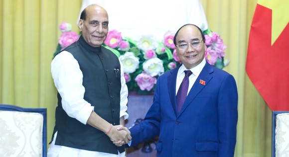 Chủ tịch nước Nguyễn Xuân Phúc tiếp Bộ trưởng Bộ Quốc phòng Ấn Độ ảnh 2