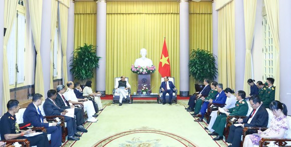 Chủ tịch nước Nguyễn Xuân Phúc tiếp Bộ trưởng Bộ Quốc phòng Ấn Độ ảnh 1