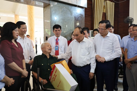Chủ tịch nước Nguyễn Xuân Phúc cùng các bộ, ngành thăm, tặng quà Trung tâm Điều dưỡng Thương binh Thuận Thành ảnh 3