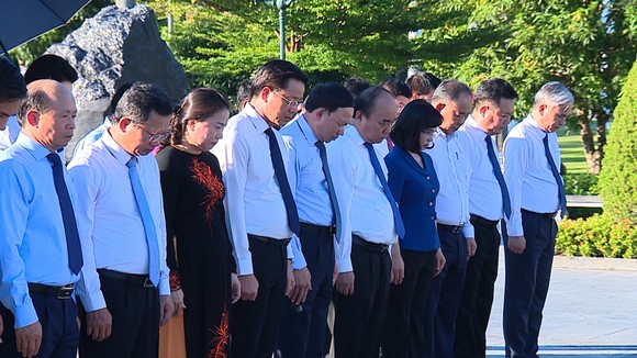 Chủ tịch nước Nguyễn Xuân Phúc tri ân các Anh hùng liệt sĩ tỉnh Quảng Ninh ảnh 3