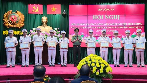 Chủ tịch nước Nguyễn Xuân Phúc: Lực lượng công an đã hoàn thành tốt phong trào 'Đền ơn đáp nghĩa' ảnh 3
