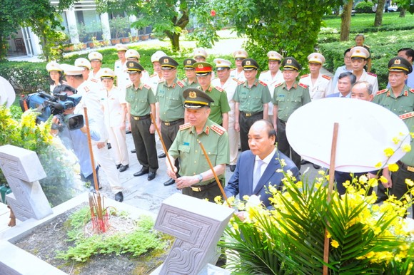 Chủ tịch nước Nguyễn Xuân Phúc: Lực lượng công an đã hoàn thành tốt phong trào 'Đền ơn đáp nghĩa' ảnh 2