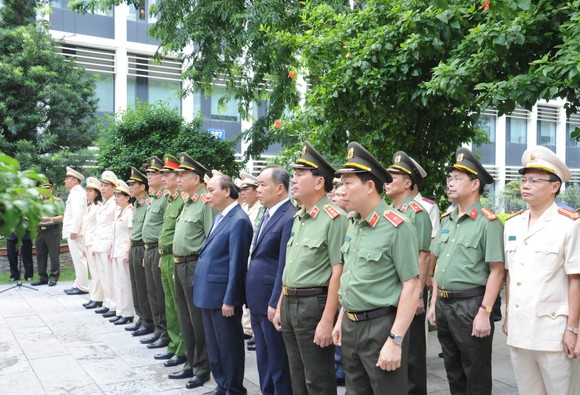 Chủ tịch nước Nguyễn Xuân Phúc: Lực lượng công an đã hoàn thành tốt phong trào 'Đền ơn đáp nghĩa' ảnh 5