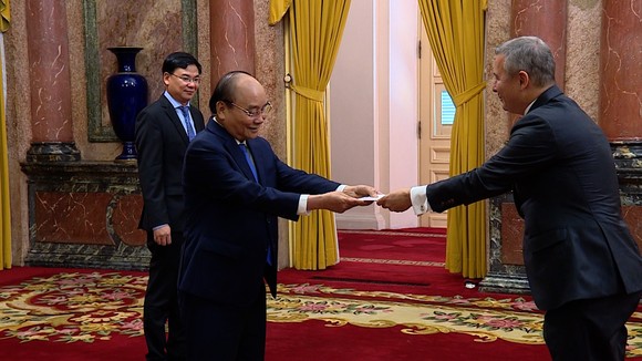 Chủ tịch nước Nguyễn Xuân Phúc tiếp Đại sứ các nước đến trình Quốc thư ảnh 7