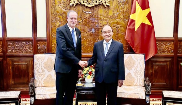 Chủ tịch nước Nguyễn Xuân Phúc tiếp Đại sứ các nước đến trình Quốc thư ảnh 4