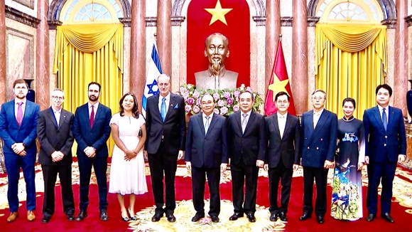 Chủ tịch nước Nguyễn Xuân Phúc tiếp Đại sứ các nước đến trình Quốc thư ảnh 6