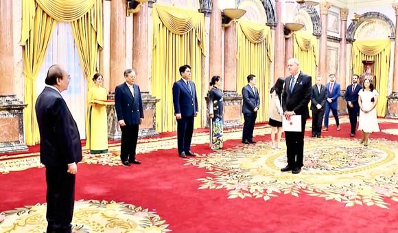 Chủ tịch nước Nguyễn Xuân Phúc tiếp Đại sứ các nước đến trình Quốc thư ảnh 5