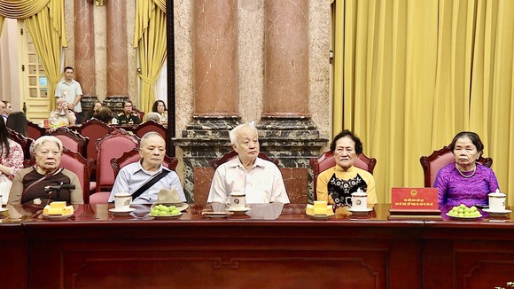Chủ tịch nước Nguyễn Xuân Phúc gặp mặt cán bộ từng trực tiếp phục vụ, bảo vệ Bác Hồ ảnh 3