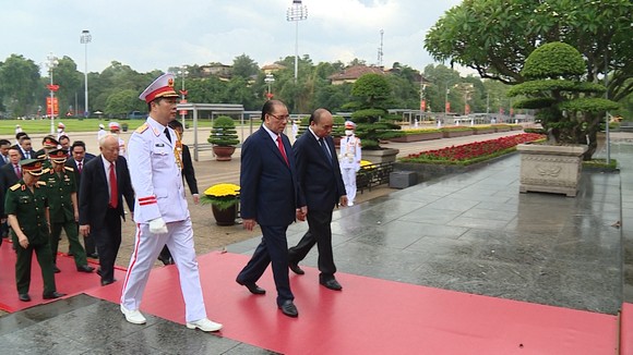 Lãnh đạo Đảng, Nhà nước vào Lăng viếng Chủ tịch Hồ Chí Minh ảnh 2