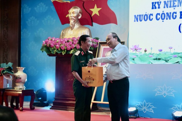 Chủ tịch nước thăm, tặng quà cán bộ lão thành cách mạng tại huyện Đại Lộc, tỉnh Quảng Nam ảnh 7