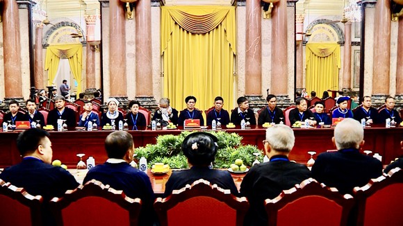 Chủ tịch nước Nguyễn Xuân Phúc gặp mặt Đoàn đại biểu người dân tộc thiểu số tiêu biểu tỉnh Cao Bằng​  ảnh 8