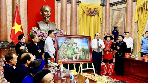 Chủ tịch nước Nguyễn Xuân Phúc gặp mặt Đoàn đại biểu người dân tộc thiểu số tiêu biểu tỉnh Cao Bằng​  ảnh 2