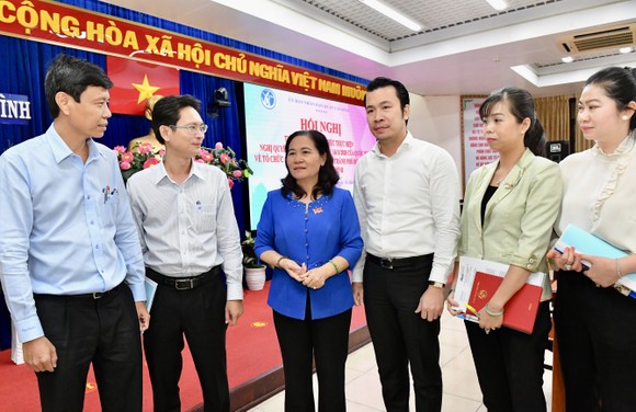 Chủ tịch HĐND TPHCM Nguyễn Thị Lệ trao đổi cùng các đồng chí lãnh đạo quận Tân Bình tại buổi giám sát.Ảnh:VIỆT DŨNG