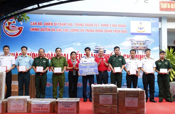 Đoàn đại biểu TPHCM thăm, tặng quà cán bộ, chiến sĩ và nhân dân ở Côn Đảo ảnh 3