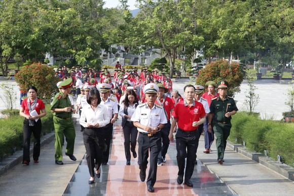 Đoàn đại biểu TPHCM dâng hương tưởng nhớ các anh hùng liệt sĩ tại Côn Đảo ảnh 3