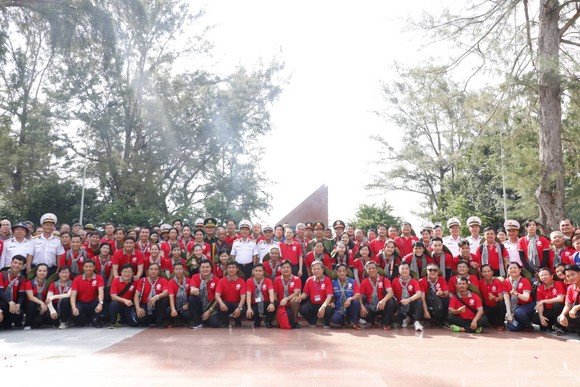 Đoàn đại biểu TPHCM dâng hương tưởng nhớ các anh hùng liệt sĩ tại Côn Đảo ảnh 7