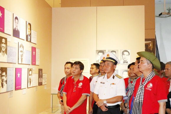 Đoàn đại biểu TPHCM thăm, tặng quà cán bộ, chiến sĩ và nhân dân ở Côn Đảo ảnh 5