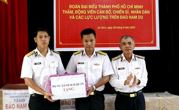 Lãnh đạo TPHCM thăm, tặng quà cán bộ, chiến sĩ và nhân dân đảo Nam Du ảnh 5