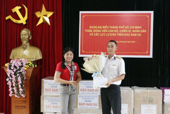 Lãnh đạo TPHCM thăm, tặng quà cán bộ, chiến sĩ và nhân dân đảo Nam Du ảnh 6