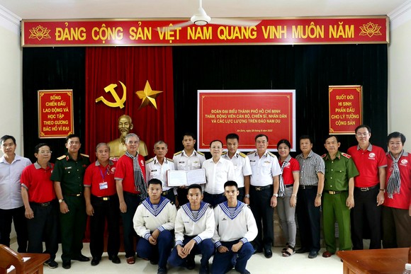 Lãnh đạo TPHCM thăm, tặng quà cán bộ, chiến sĩ và nhân dân đảo Nam Du ảnh 8