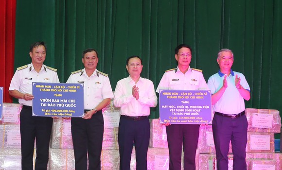 TPHCM tiếp tục nỗ lực chăm lo cán bộ, chiến sĩ nơi đầu sóng ngọn gió ảnh 1