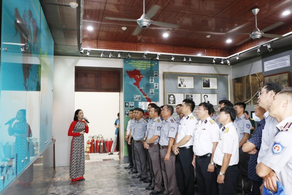 Đoàn cán bộ, chiến sĩ Hải quân tham quan các di tích lịch sử tại TPHCM