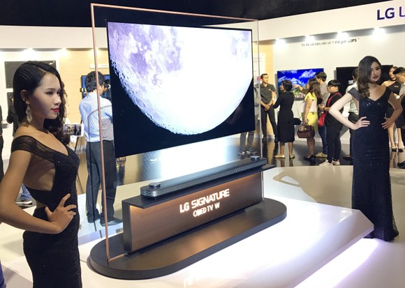 TV LG OLED Signature W như bức tranh dán tường ảnh 1