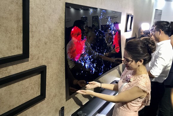 TV LG OLED Signature W như bức tranh dán tường ảnh 2