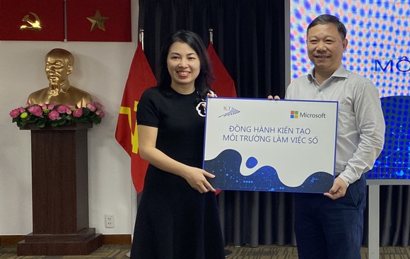Bà Phan Tú Quyên, Phó Tổng Giám đốc Microsoft Việt Nam cùng ông Dương Anh Đức, Giám đốc Sở TT-TT TPHCM trong chương trình “Kiến tạo môi trường làm việc số”