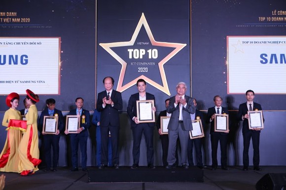 Ông Nguyễn Quang Long, Giám đốc kinh doanh khối khách hàng doanh nghiệp thiết bị di động Công ty Điện tử Samsung Vina lên nhận giải