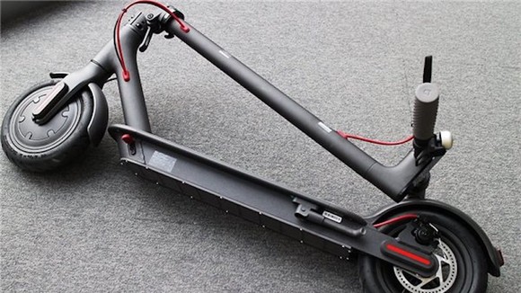 Xe điện Smart Scooter của Xiaomi có thể di chuyển lên đến 30 km sau một lần sạc và có giá chỉ 289 USD