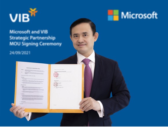 Ông Trần Nhất Minh – Phó Tổng Giám Đốc kiêm Giám đốc Khối Công nghệ Ngân hàng của VIB ký thỏa thuận hợp tác chiến lược với Microsoft - VIB