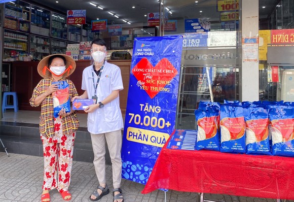 FPT Long Châu trao tặng  210.000 ngày thuốc và 140 tấn gạo ảnh 1