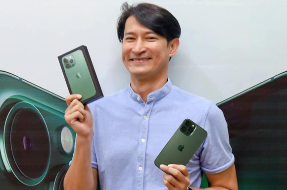 Diễn viên Huy Khánh sở hữu iPhone 13 Pro Max màu xanh rừng thông tại Minh Tuấn Mobile