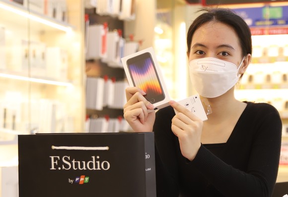 ​  FPT Shop & F.Studio mở bán iPhone SE (2022) chính hãng sớm nhất Việt Nam 