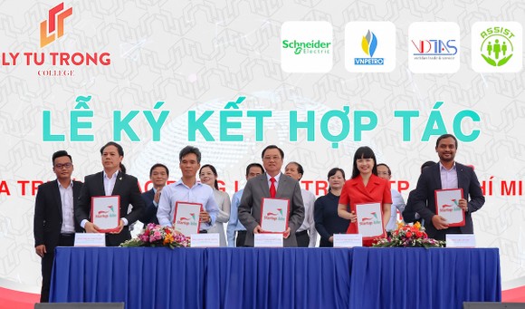 Schneider Electric Việt Nam và Trường Cao đẳng Lý Tự Trọng TPHCM ký kết biên bản ghi nhớ thỏa thuận hợp tác 