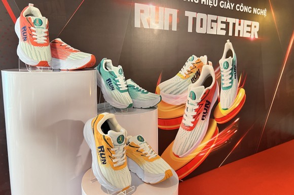 RUN Together Việt Nam giới thiệu giày thể thao gắn chip  ​ ảnh 1