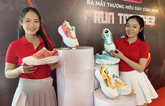 RUN Together Việt Nam giới thiệu giày thể thao gắn chip  ​