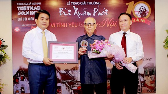 Giải thưởng Bùi Xuân Phái - Vì tình yêu Hà Nội: Nhà văn hóa Hữu Ngọc được trao Giải thưởng Lớn ảnh 2